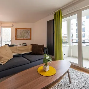 https://le-romain-appartement-de-44m-avec-garage-au-centre-ville.hotels-rhonealpes.com